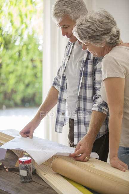 Старшая пара просматривает документы вместе — стоковое фото