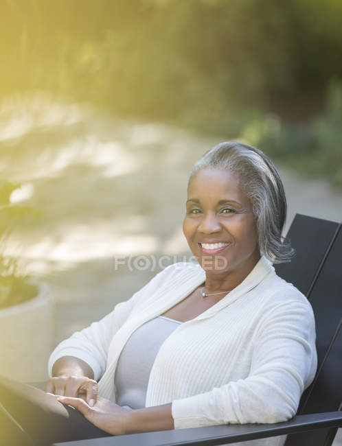 Porträt einer lächelnden Seniorin im Freien — Stockfoto