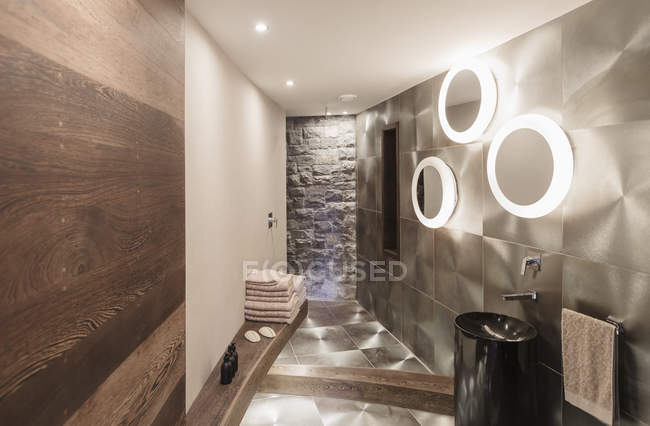 Iluminado, moderno lujoso hogar escaparate baño interior - foto de stock