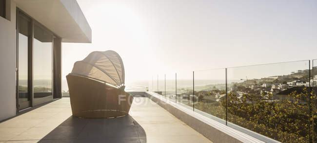 Sedia a sdraio coperta sul balcone soleggiato del tramonto di lusso — Foto stock