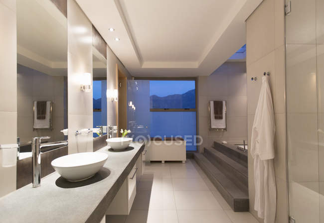 Vue intérieure de la salle de bain moderne la nuit — Photo de stock
