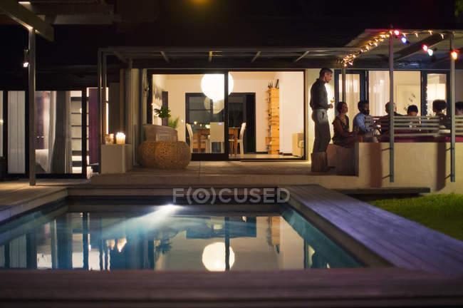 Порожній басейн у дворі сучасний будинок — стокове фото