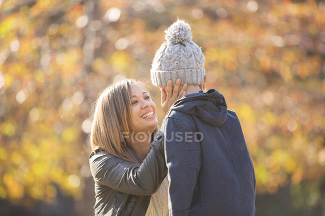 Любящая мать трогает лицо сына на улице — стоковое фото