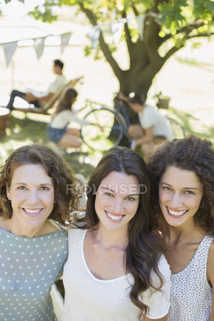 Glücklich schöne drei Frauen, die sich im Freien umarmen — Stockfoto