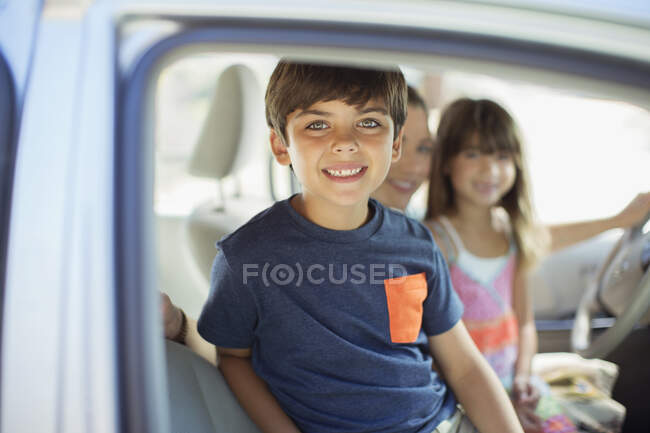 Retrato de niño sonriente dentro del coche - foto de stock