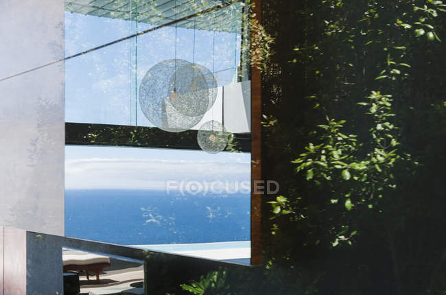 Malerische Ansicht der Reflexion auf Fenster mit Blick auf den Ozean — Stockfoto