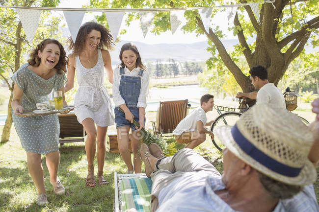 Família caucasiana feliz desfrutando do ar livre juntos — Fotografia de Stock