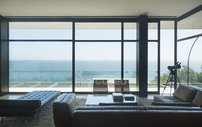 Modern house overlooking ocean — Stock Photo