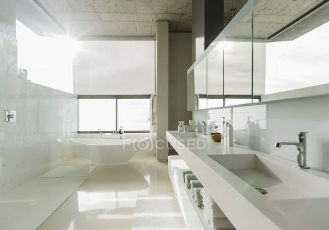 Interno di lusso della casa moderna, bagno — Foto stock