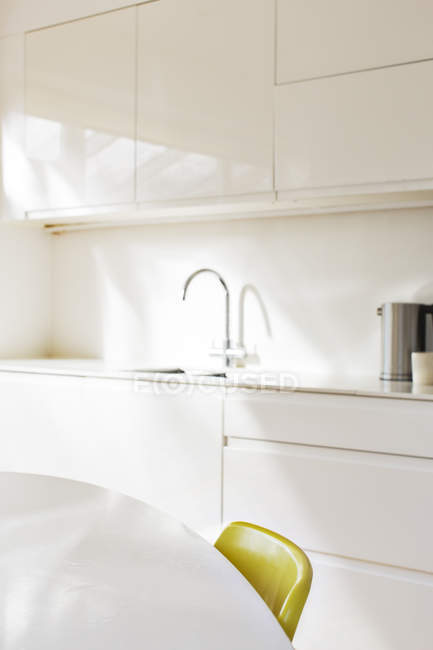 Torneira simples na cozinha branca moderna — Fotografia de Stock