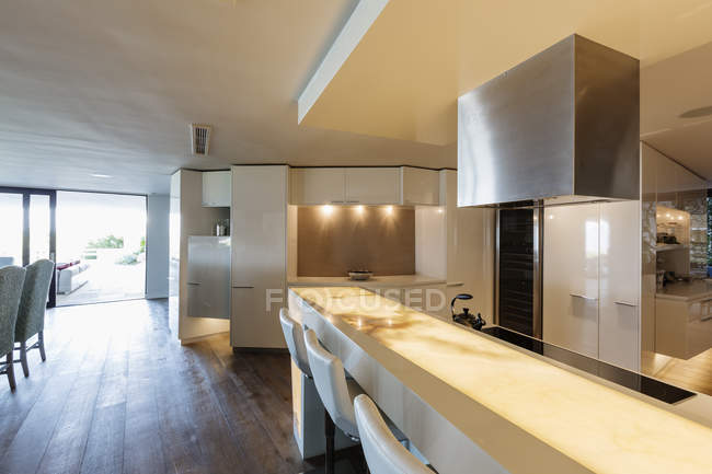 Iluminado, moderno, minimalista casa de lujo escaparate cocina interior - foto de stock