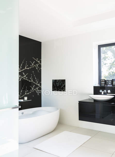 Arte de parede e banheira de imersão no banheiro moderno — Fotografia de Stock