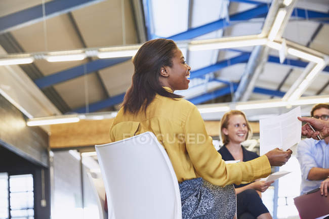 Geschäftsleute mit Papierkram treffen sich im modernen Büro — Stockfoto