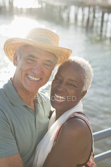 Ritratto di coppia entusiasta che si abbraccia sul lungomare — Foto stock