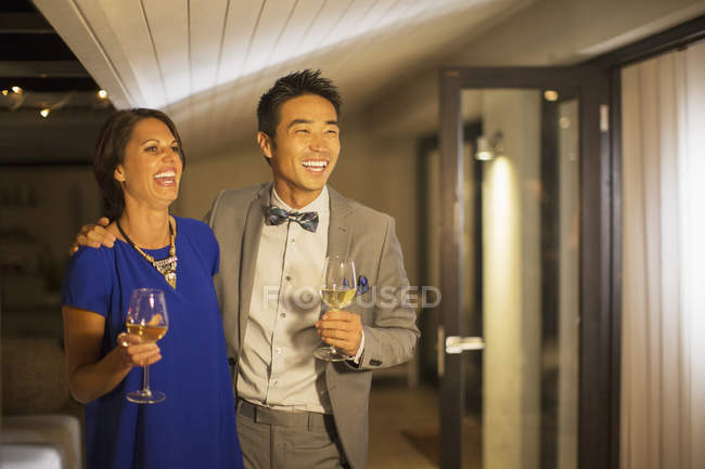 Couple riant ensemble à la fête — Photo de stock