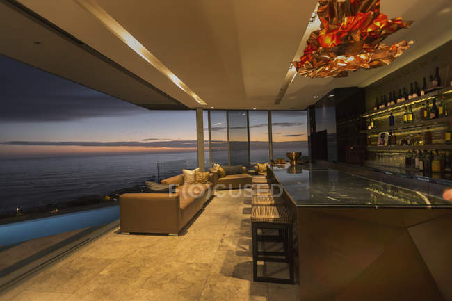 Сутінковий вид на океан за межами розкішного будинку вітрина бар — стокове фото