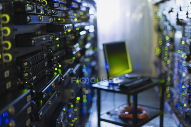Computer auf Wagen im Serverraum-Korridor — Stockfoto