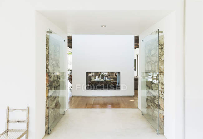 Kamin in modernem Haus tagsüber drinnen — Stockfoto