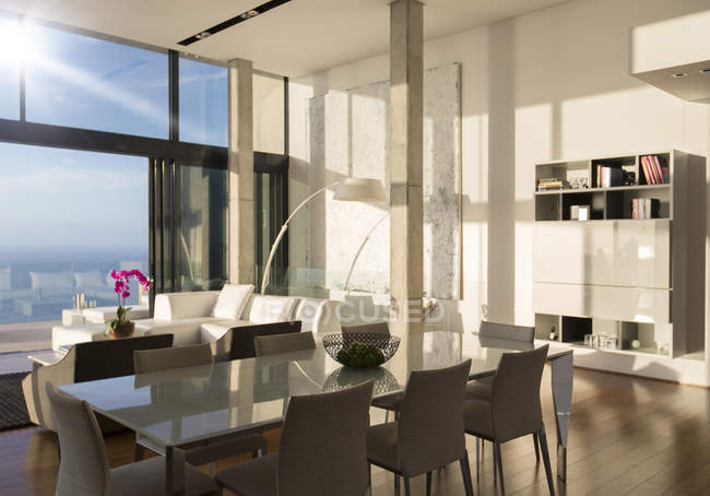 Jantar e sala de estar na casa moderna — Fotografia de Stock