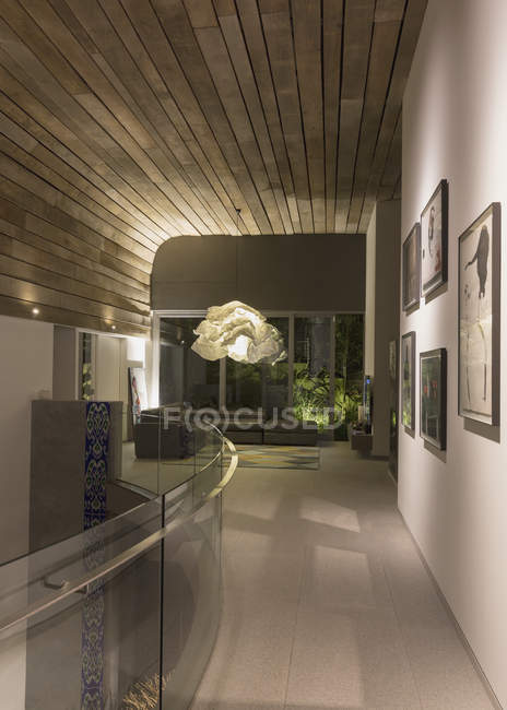 Illuminato moderno, interno vetrina casa di lusso con lampadario — Foto stock