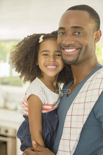 Retrato de padre e hija sonrientes - foto de stock