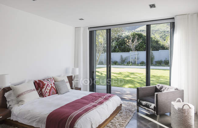 Home showcase interior bedroom with patio doors to garden — Stock Photo