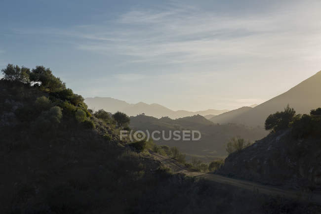 Vista del soleado paisaje de montaña, España - foto de stock