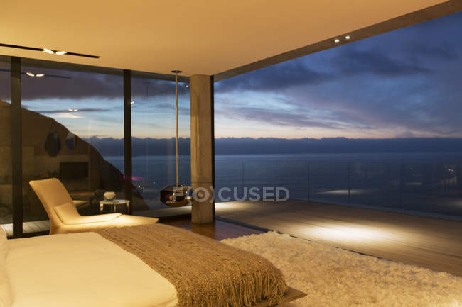 Modern bedroom overlooking ocean — Stock Photo