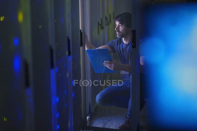 Server room technician with clipboard — Stock Photo