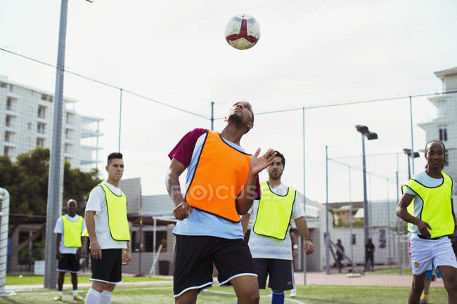 Футболисты тренируют удары головой на поле — стоковое фото