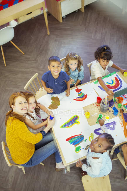 Students and teacher painting in classroom — Stock Photo