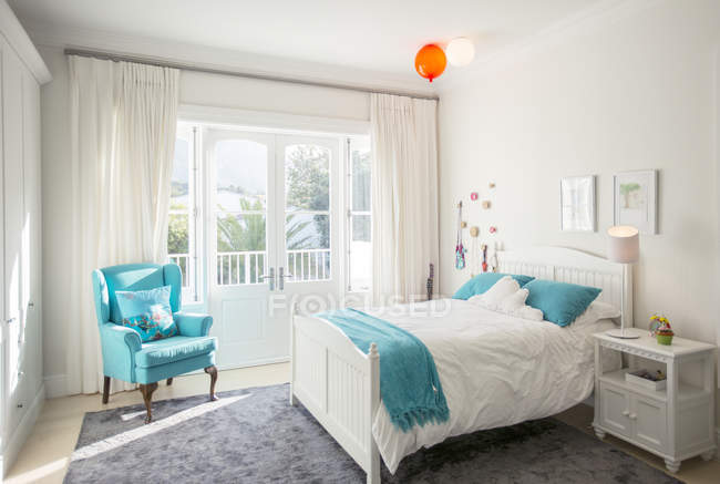 Бірюзові кольорові акценти в дитячій спальні — стокове фото