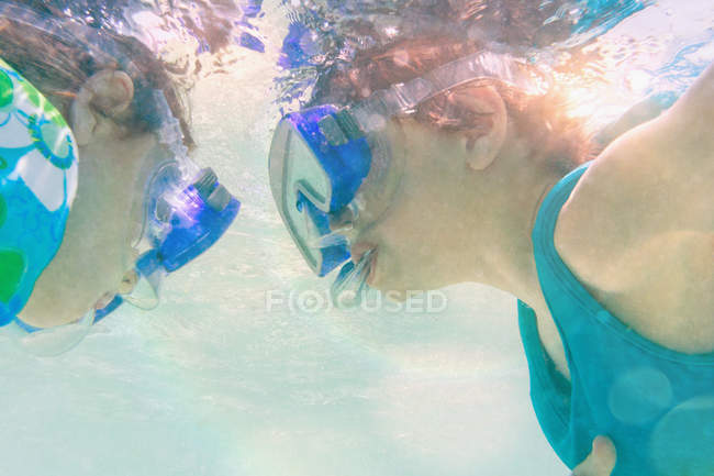 Garçon et fille plongée avec tuba sous l'eau — Photo de stock