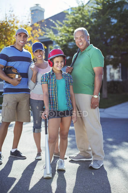Portrait d'une famille heureuse de plusieurs générations jouant au baseball dans la rue — Photo de stock