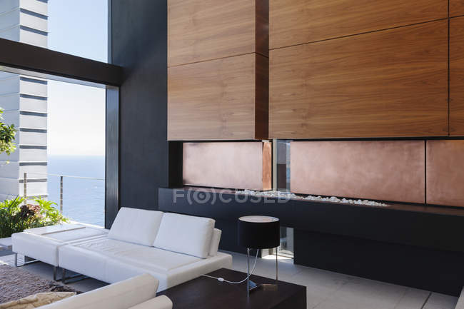 Диван і дерев'яними панелями в сучасних вітальні — стокове фото