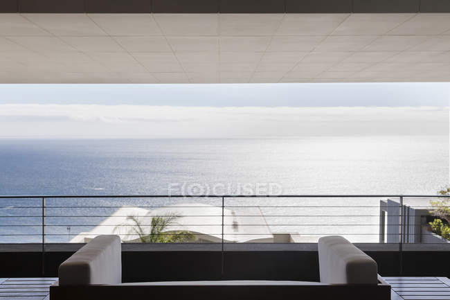 Pátio moderno interior com vista para o oceano — Fotografia de Stock