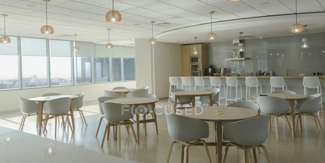 Tables et chaises dans la cafétéria de bureau moderne — Photo de stock