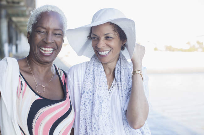 Portrait of smiling women at beach — Stock Photo