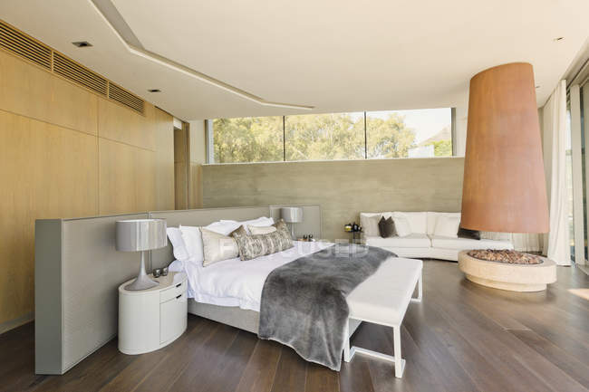 Сучасна розкішна домашня вітрина спальня з каміном — стокове фото