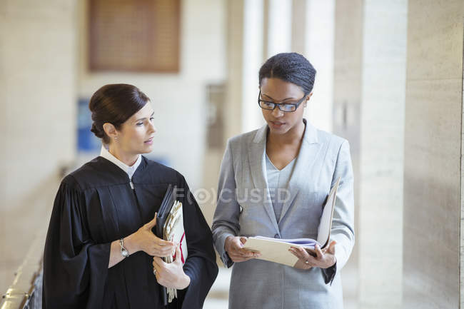 Giudice e avvocato che parlano in tribunale — Foto stock