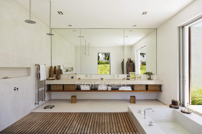 Современная ванная комната в дневное время — стоковое фото