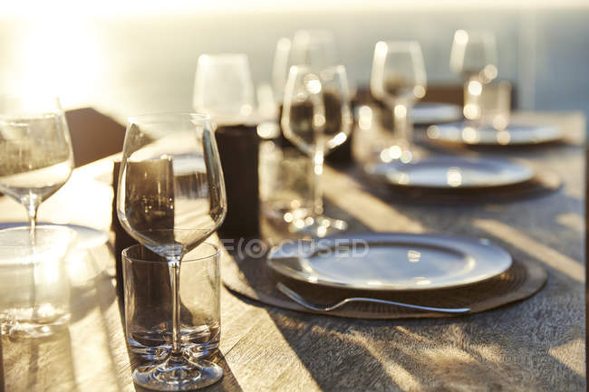 Verres et assiettes vides sur la table — Photo de stock