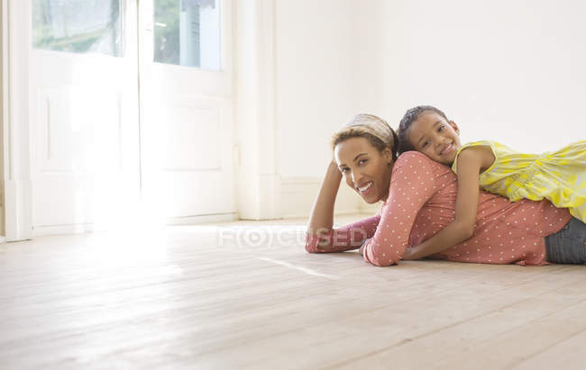 Madre e hija relajándose en el espacio vital - foto de stock