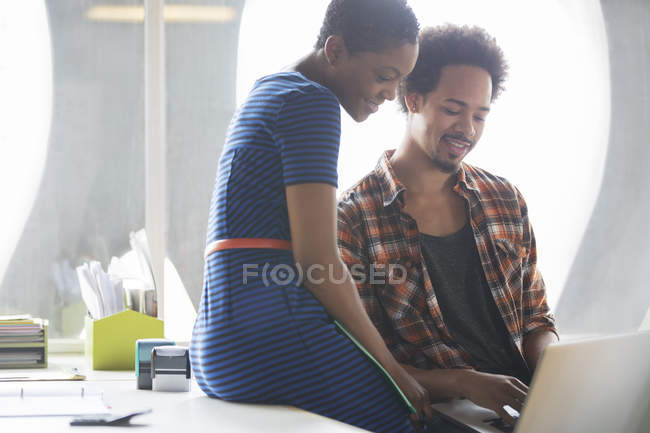 Gelegenheitsunternehmer und Geschäftsfrau nutzen Laptop bei Treffen — Stockfoto