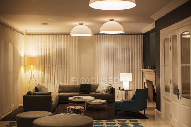 Iluminadas luces abovedadas sobre el hogar escaparate sala de estar - foto de stock