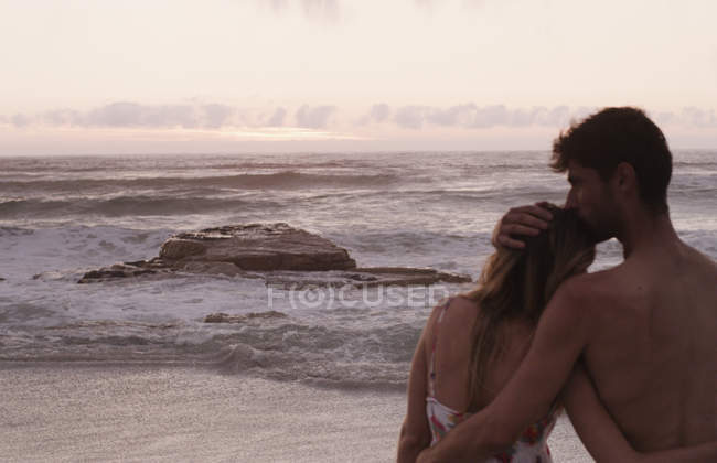 Casal jovem afetuoso na praia calma — Fotografia de Stock