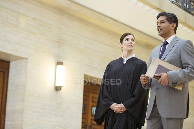 Juiz e advogado conversando no tribunal — Fotografia de Stock