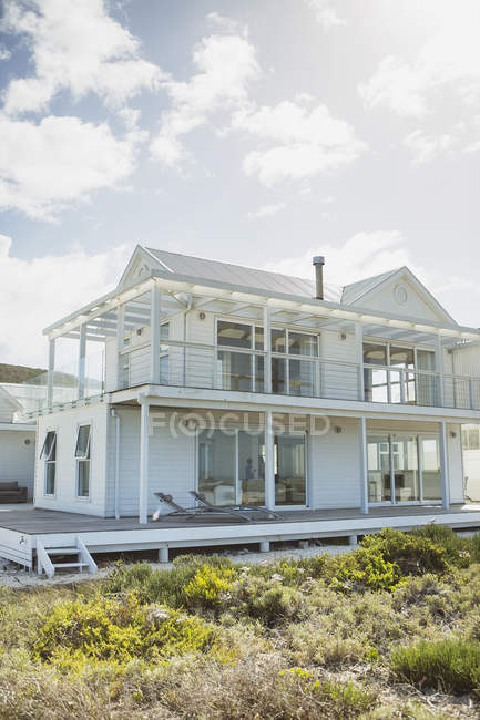 Weißes Strandhaus tagsüber — Stockfoto