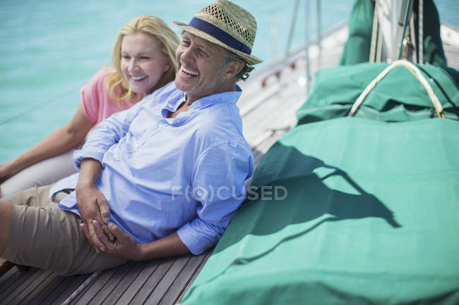 Couple assis sur le bateau ensemble — Photo de stock
