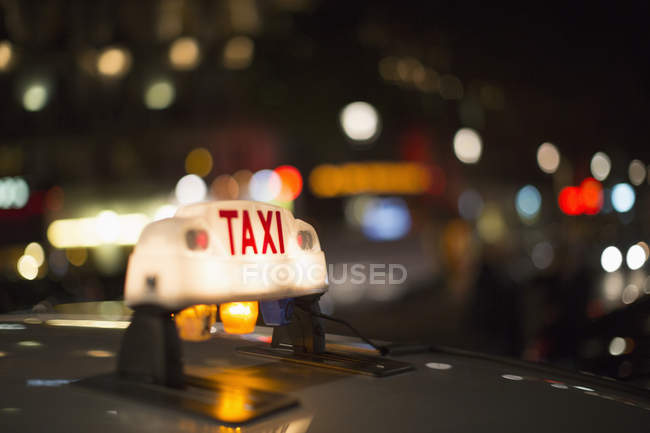 Close up of illuminated Parisian taxi light, Parigi, Francia — Foto stock